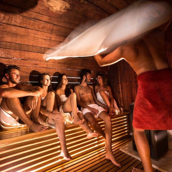 Sauna in vere botti di Barolo alla spab nell'AgriVillage ad Alba