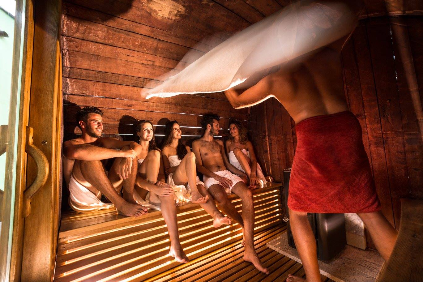 Sauna in vere botti di Barolo alla spab nell'AgriVillage ad Alba